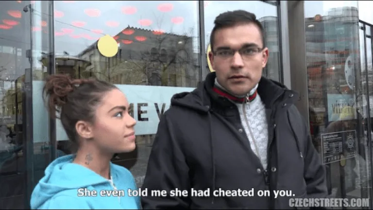 kiz arkadasini pazarliyor.jpg