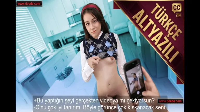 sevgilisini kiskandirmak icin ciplak resimlerini ceken uvey kardesi cekerken ayakta bosaldi.jpg