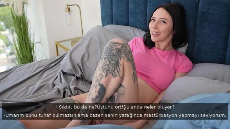 takintili kaltak yataginda amcigini oksarken basildigi adamla arzularini gerceklestiriyor.jpg