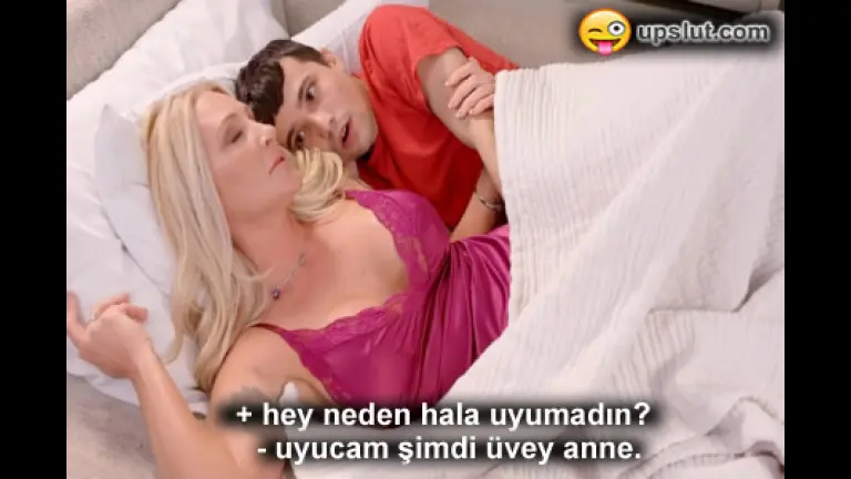 uyumasini bekleyen uvey anneye sikmeye calisip yasladi.jpg